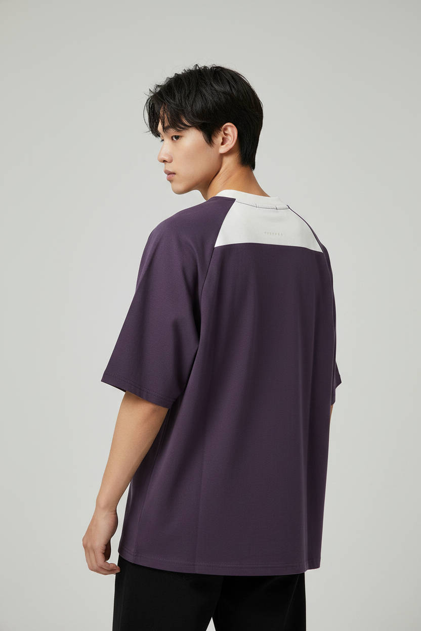 Modelo con camiseta oversize morada panel blanco espalda