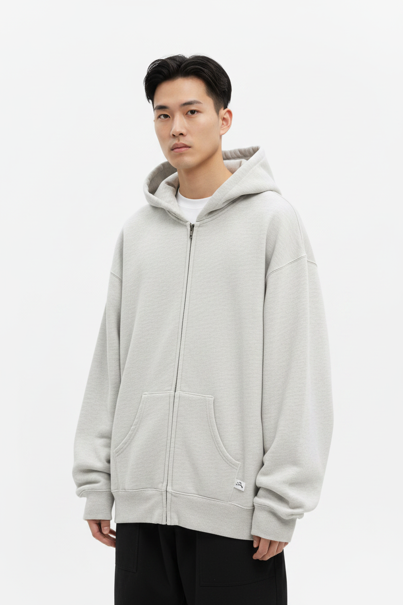 Modelo con hoodie gris cremallera