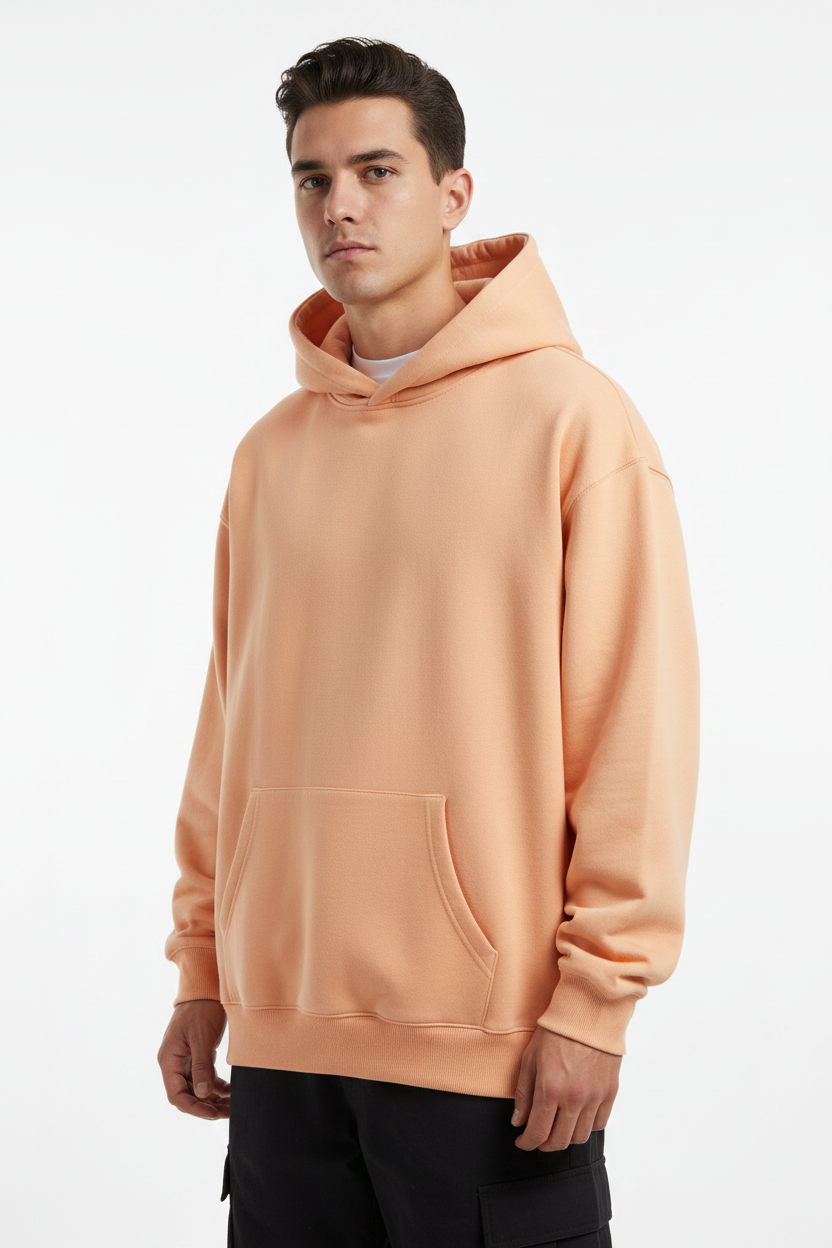 Modelo con hoodie Albaricoque