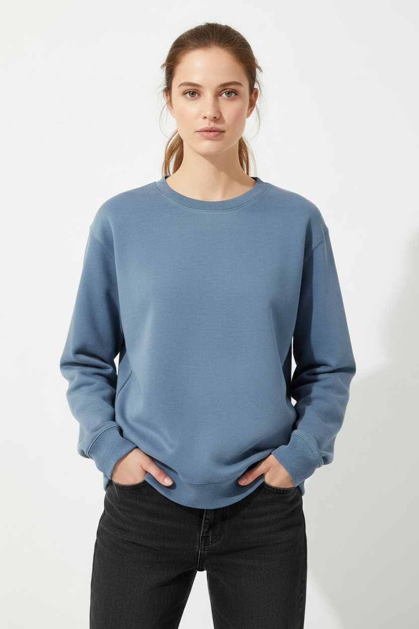 Modelo con sudadera Hazy Blue