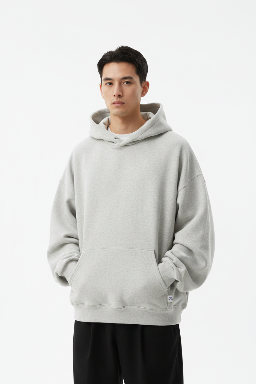 Modelo con hoodie gris pullover