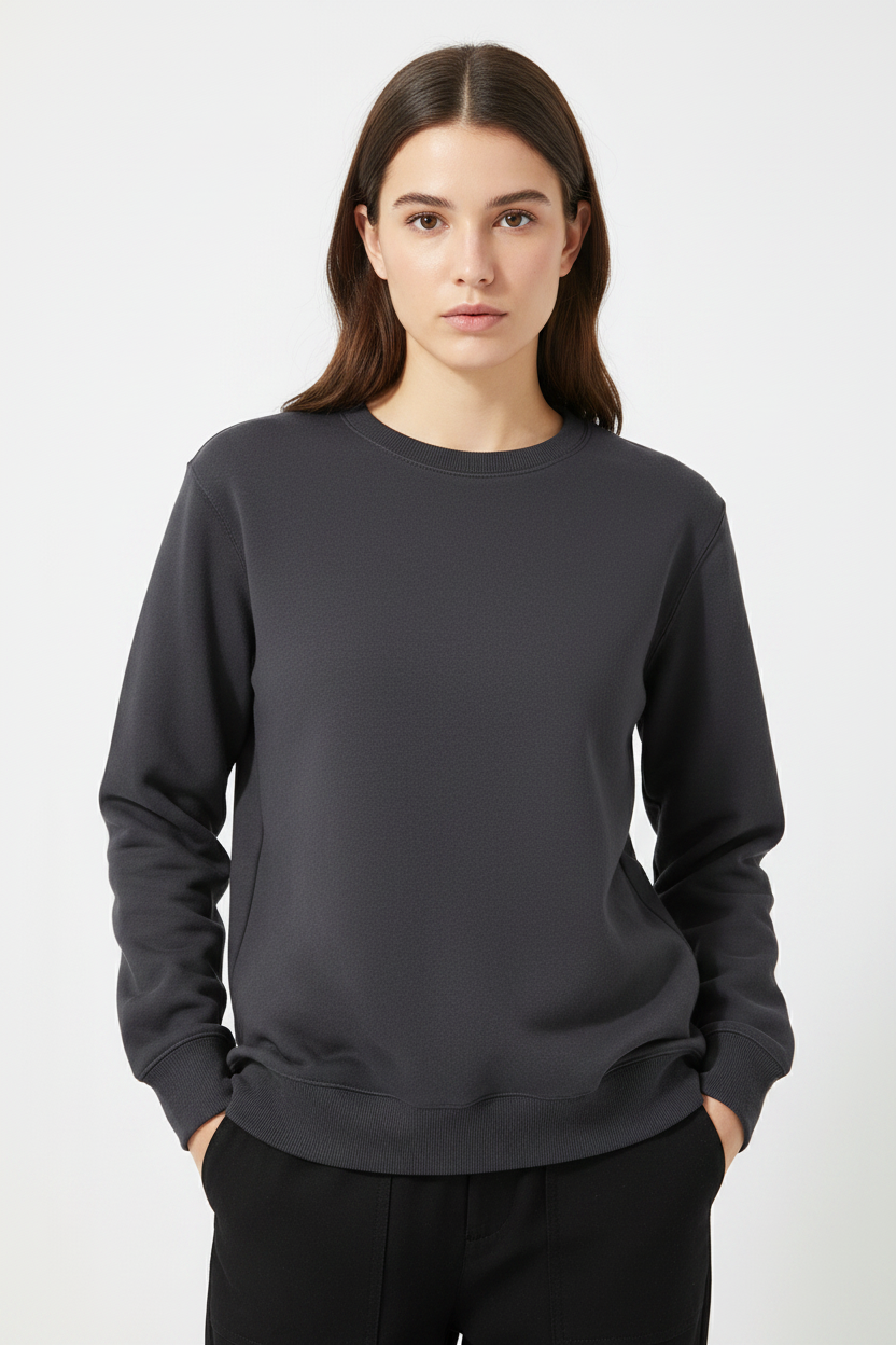 Modelo con sudadera Dark Night Gray