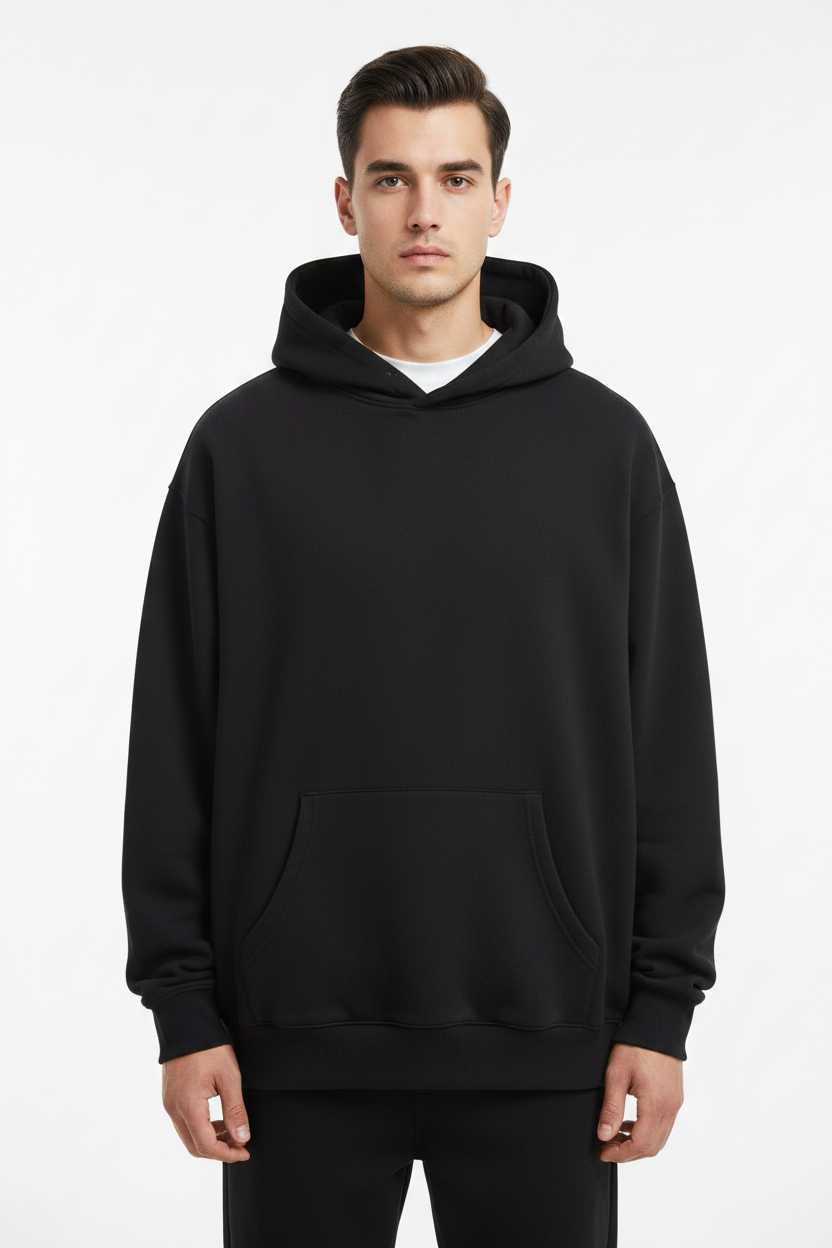 Modelo con hoodie Negro