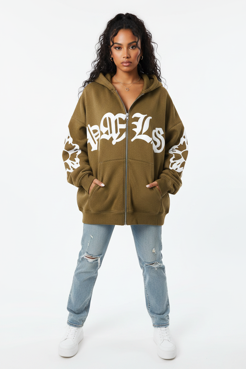 Modelo con hoodie HMLS khaki