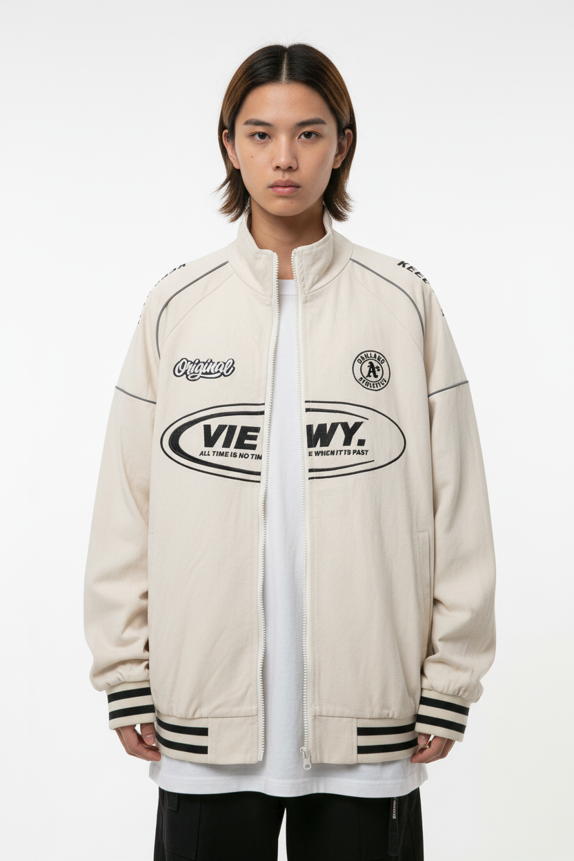 Modelo con chaqueta bomber VIEWY blanca