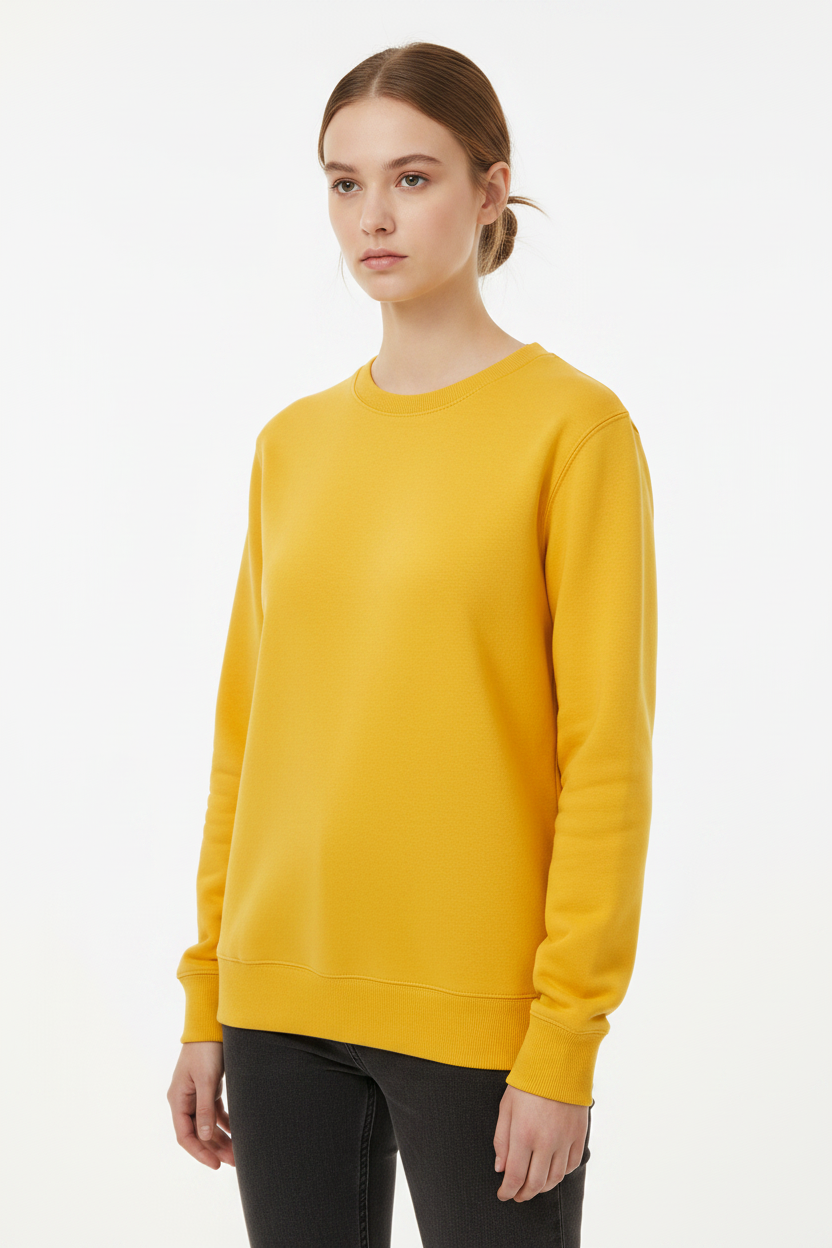 Modelo con sudadera Mustard Yellow