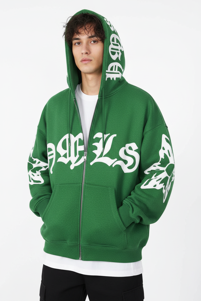 Modelo con hoodie HMLS verde