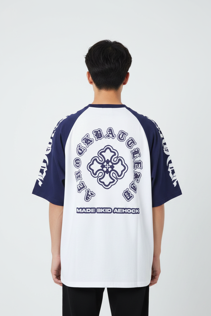 Modelo camiseta raglan azul marino Gothic Cross vista espalda logo circular